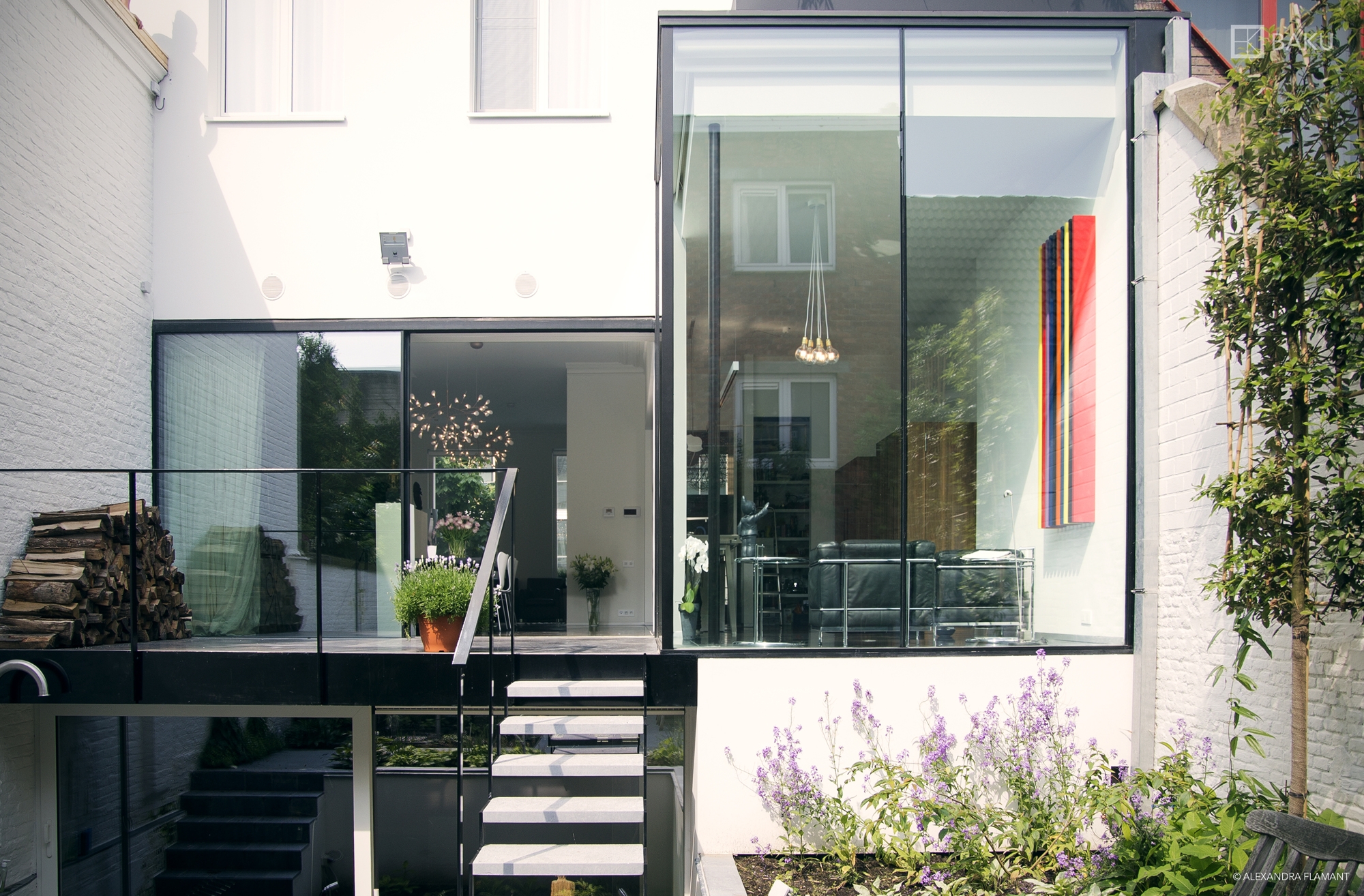La façade arrière de cette maison de maître fait peau neuve et s’offre une baie vitrée minimaliste
