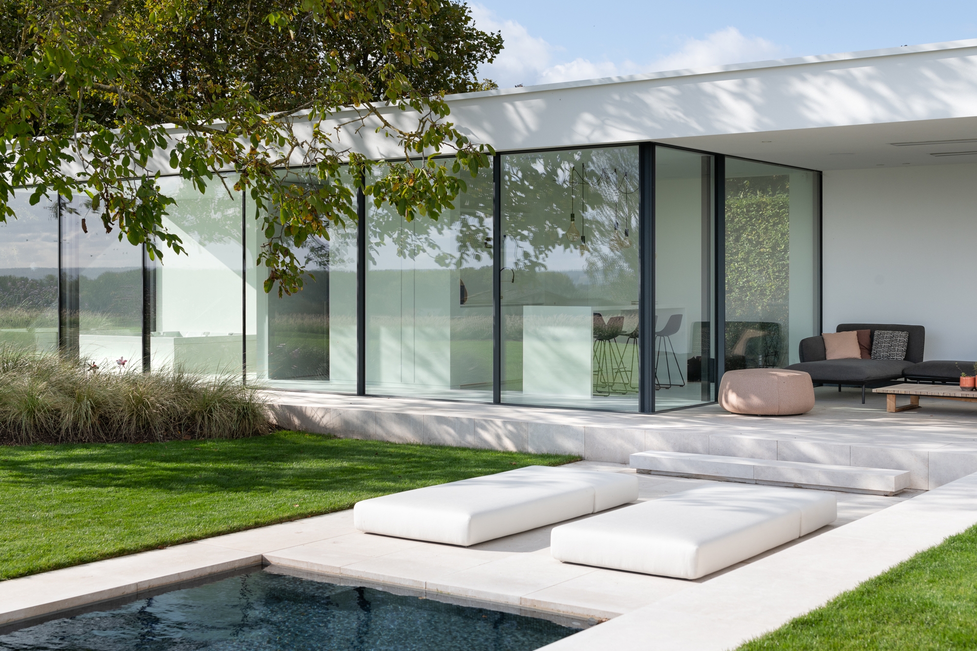 Poolhouse imposante, profilés minimalistes et vue panoramique